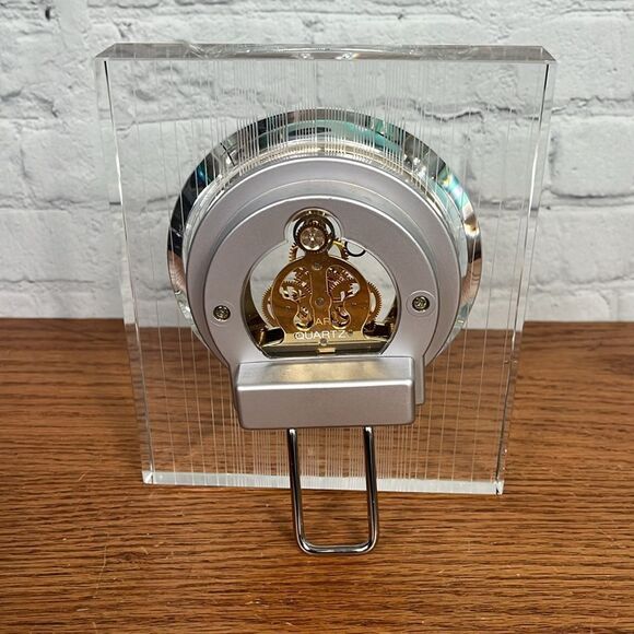 Stunning Bulova crystal clock that shows the gears moving as it works. - Picture 5 of 6